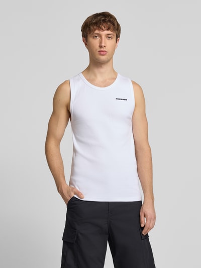 Męski model nosi Tanktop mit Logo-Stitching und Rundhalsausschnitt von Pegador, mieszanka bawełny z dodatkiem streczu, dopasowany krój, drobne prążkowanie, okrągły dekolt, wyhaftowane logo, długość tyłu w rozmiarze M: 69 cm, widok całej sylwetki z przodu