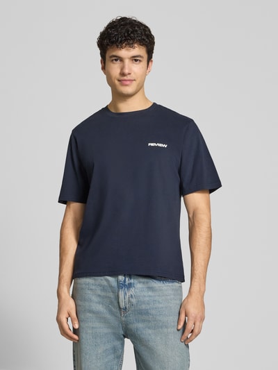 Männermodel trägt T-Shirt mit Logo und Rundhalsausschnitt von REVIEW, Herren T-Shirt aus Baumwoll-Viskose-Mix, Regular-Fit, dunkelblau; Nahaufnahme Oberkörper.