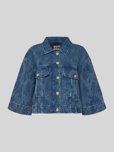 Produktfoto, Relaxed Fit Jacke in Denim-Optik Modell 'Penn' von MOS MOSH aus reiner Baumwolle mit floraler Allover-Stickerei, Umlegekragen, 3/4-Arm, cropped Fit, Brusttaschen und Knopfleiste in Blau mit strukturierter Oberfläche