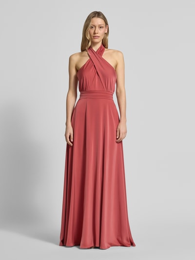 Modelka nosi Abendkleid mit Taillenband von Laona w kolorze różowym, satyna, krój slim fit, długość maxi, dekolt halter, Szerokość w rozmiarze 36: 42 cm, długość tyłu w rozmiarze 36: 140 cm, widok całej sylwetki z przodu.
