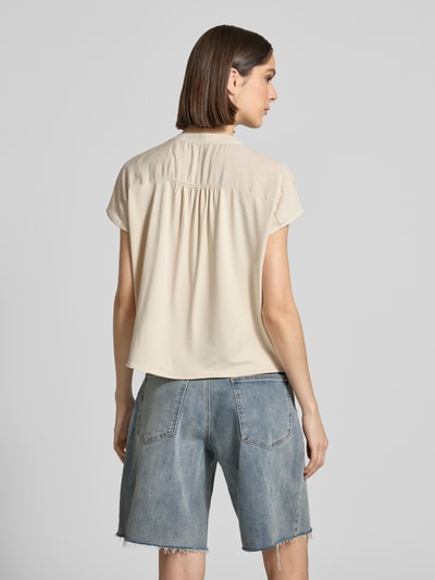 Vrouwenmodel draagt Blusenshirt aus Modal-Mix Modell 'Sawoko' van OPUS in licht beige met relaxed fit, ruglengte maat 36: 56 cm, mouwlengte maat 36: 16 cm, modalmix, V-hals, blouselook, model van achteren, Ganzkörperansicht Rückansicht.