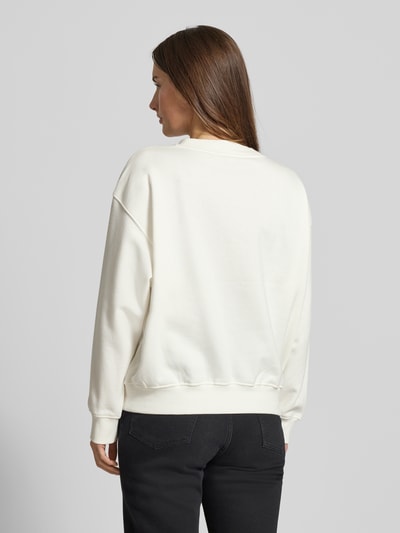 Frauenmodel trägt Regular Fit Sweatshirt aus Baumwoll-Mix von Tom Tailor Denim, unifarben, gerippter Saum, Rückansicht Ganzkörperansicht.