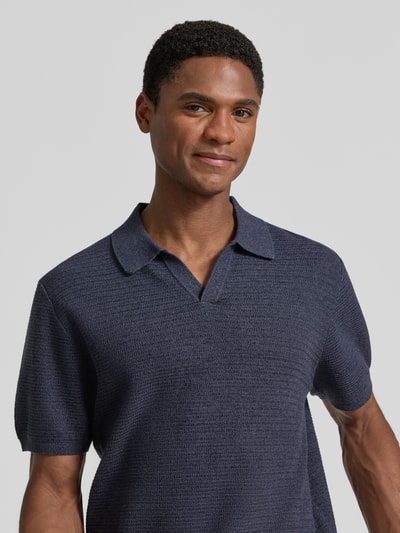 Męski model nosi Regular Fit Poloshirt in Strick-Optik von JAKE*S STUDIO MEN, granatowa bawełna, kołnierzyk polo, krótki rękaw, imitacja dzianiny, długość tyłu 70 cm, długość rękawów 26 cm, Nahaufnahme górnej części ciała.