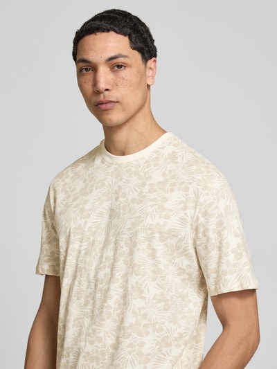 Męski model nosi Regular Fit T-Shirt aus reiner Baumwolle Modell 'PERRY' von Only & Sons, wzór allover, jasne kolory, jersey, krój regular fit, ujęcie z przodu, górna część ciała.