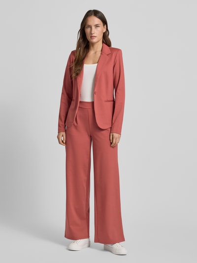 Frauenmodel trägt Wide Fit Stoffhose mit Viskose-Anteil Modell 'Kate' von ICHI im Elastischer-Material-Mix, Bundfalten, Ganzkörperansicht von vorne.