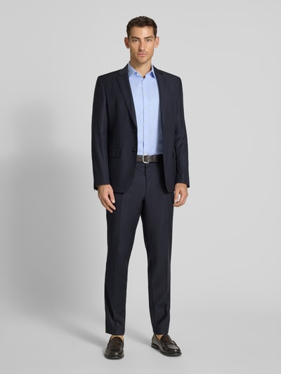 Männermodel trägt Slim Fit Business-Hemd aus Baumwolle mit Kentkragen von Jake*s in Hellblau zu dunklem Anzug, Ganzkörperansicht von vorne, feine Knopfleiste, glatte Textur, Rückenlänge 78 cm bei Größe 39/40.