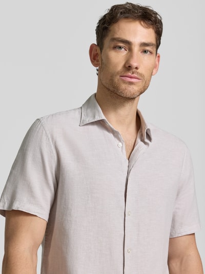 Männermodel trägt Regular Fit Freizeithemd aus Leinen-Baumwoll-Mix von MCNEAL, hell, Knopfleiste, Kentkragen, Nahaufnahme Oberkörper. Rückenlänge bei Größe M: 74 cm, Schulterbreite: 50 cm, Ärmellänge: 25 cm.