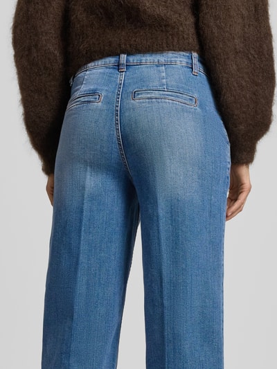 Vrouwenmodel draagt Wide Fit Jeans met steekzakken model 'Komma' van B.Young, blauwe denim, detailopname rug, elastische katoenmix.