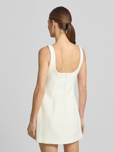 Frauenmodel trägt figurbetontes, weißes Cocktailkleid mit floralen Applikationen Modell 'Melora' von Forever New, tiefer Rückenausschnitt, Material-Mix mit Stretch, Ganzkörperansicht Rückansicht.