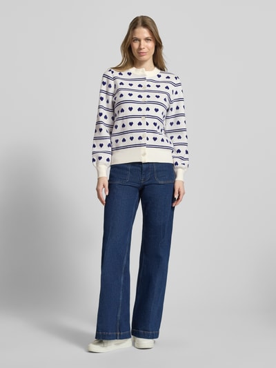 Frauenmodel trägt Regular Fit Cardigan mit Allover-Motiv-Stitching Modell 'Brielle' von ICHI, Strick-Optik, Ganzkörperansicht von vorne.