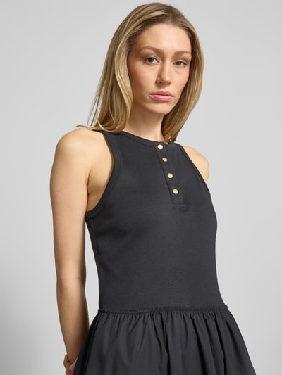 Frauenmodel trägt A-Linie Freizeitkleid aus reiner Baumwolle von Tommy Hilfiger, Optik: Unifarben, Maxi-Länge, Material: Baumwolle-Mix, Nahaufnahme Oberkörper.