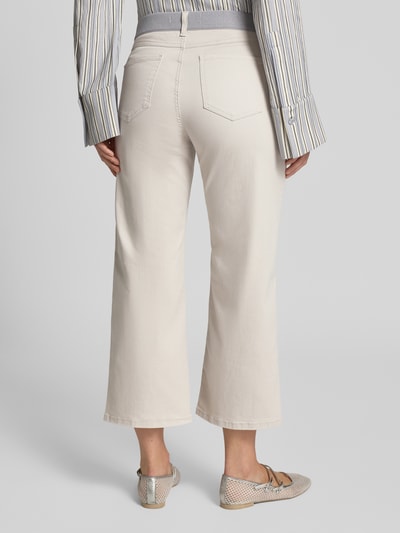 Frauenmodel trägt Caprijeans mit elastischem Bund Modell 'Linn' von Angels, Damen Caprijeans, helle Farbe, Ganzkörperansicht Rückansicht.