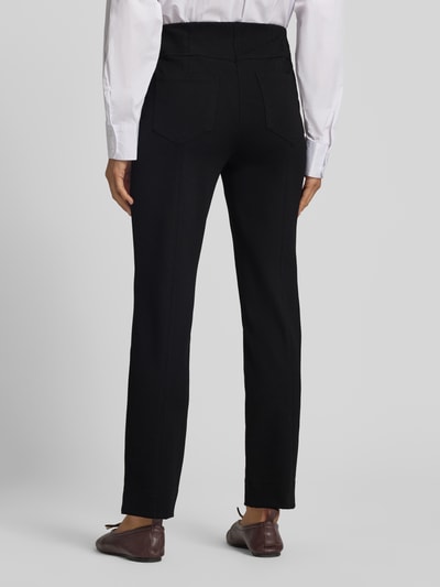 Frauenmodel trägt schwarze Straight Fit Culotte aus Viskose-Mix Modell 'Igor' von Stehmann, glatte Textur, Ganzkörperansicht Rückansicht.