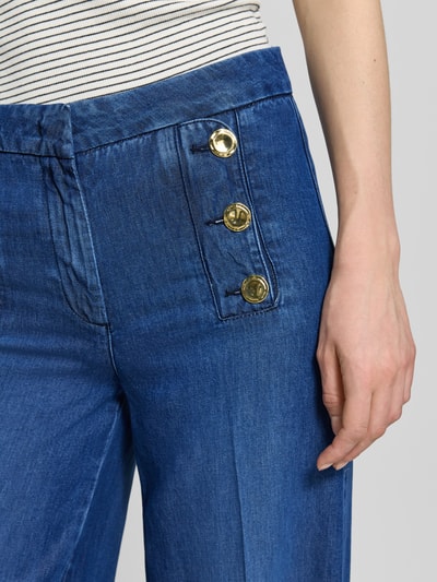Frauenmodel trägt Wide Leg Jeans mit Zierknöpfen und französischen Eingrifftaschen von Rich & Royal im Baumwoll-Mix, Nahaufnahme Oberkörper.