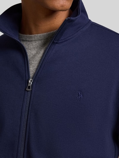 Männermodel trägt Relaxed Fit Sweatjacke aus Baumwoll-Mix von Polo Ralph Lauren in Dunkelblau, strukturierte Oberfläche, Nahaufnahme Oberkörper.
