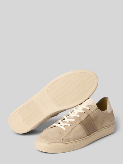 Produktfoto, Sneaker aus echtem Leder Modell 'Jase Morris' von Nubikk in Beige mit cremefarbener Sohle, abgerundete Passform, Logo-Detail, Absatzhöhe 3 cm, Schafthöhe 8 cm, Schaftweite 10 cm, Kontrastdetails, strukturierte Oberfläche