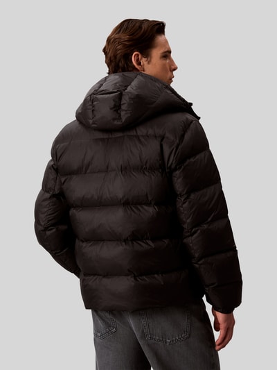 Calvin Klein Jeans kurtka pikowana o kroju regular fit z odpinanym kapturem Czarny 4