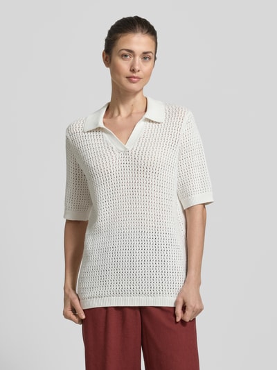 Frauenmodel trägt Strickpullover mit Polokragen und 1/2-Arm Modell 'DENEFA' von Soyaconcept, Reine Baumwolle, Relaxed-Fit, Ganzkörperansicht von vorne.