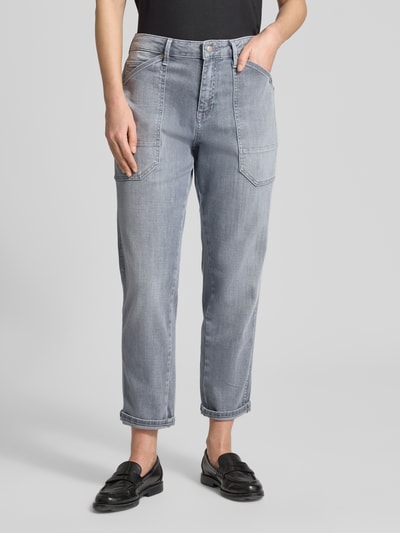 Frauenmodel trägt Jeans mit 5-Pocket-Design von MAC in Grau, Baumwoll-Mix mit Stretch-Anteil, gerader Schnitt, Nahaufnahme Vorderansicht.