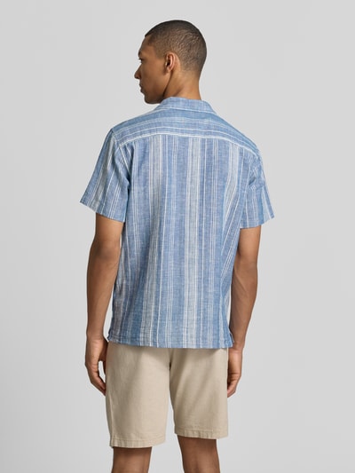 Männermodel trägt Regular Fit Freizeithemd mit Leinen-Anteil Modell 'Summer' von Jack & Jones Premium in Blau mit weißen Streifen, Baumwoll-Mix, Reverskragen, kurzärmelig, ganzkörperansicht rückansicht.