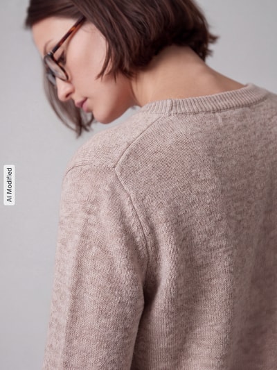 Frauenmodel trägt Regular Fit Strickjacke mit Woll-Anteil Modell 'MALOU' von PIECES in Beige, weiche Textur, Nahaufnahme Rückansicht, KI-modifiziertes Bild.