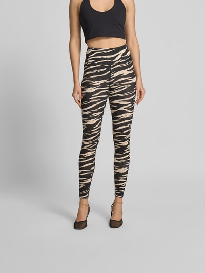 Frauenmodel trägt Slim Fit Leggins aus Viskose-Mix von Lala Berlin mit Allover-Animal-Print, Logo-Detail, Knöchellänge, Ganzkörperansicht von vorne.