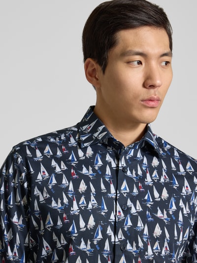 Männermodel trägt Regular Fit Business-Hemd mit Kentkragen von ETERNA, Allover-Motiv-Print, reine Baumwolle, Nahaufnahme Oberkörper.