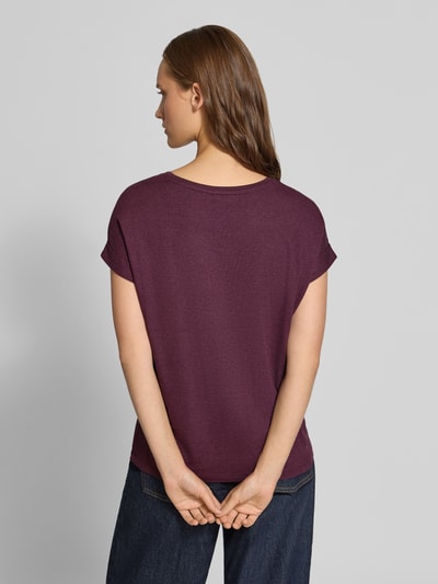 Mädchen trägt Damski t-shirt Regular Fit T-Shirt aus Viskose-Mix Modell 'MOSTER' von ONLY, ciemnofioletowy, gładki materiał, Ganzkörperansicht Rückansicht, kontekst: Damski t-shirt od ONLY