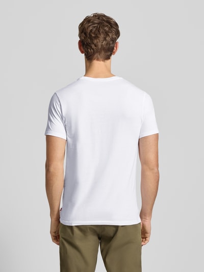 Männermodel trägt T-Shirt mit Label-Print im 2er-Pack von Levi's®, reine Baumwolle, Regular-Fit, Weiß, Rückenansicht, Ganzkörperansicht Rückansicht.