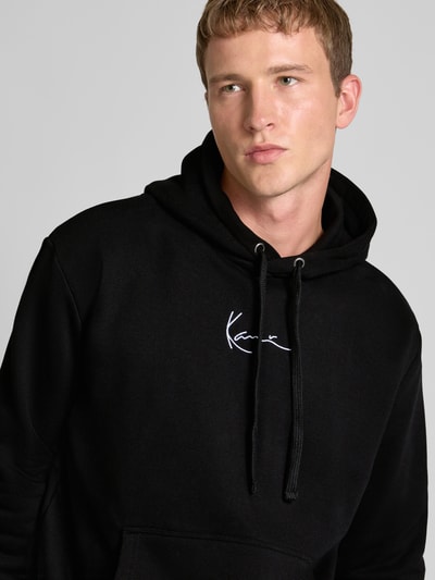 KARL KANI Bluza o kroju regular fit z kapturem i wyhaftowanym logo model ‘Signature’ Czarny 3