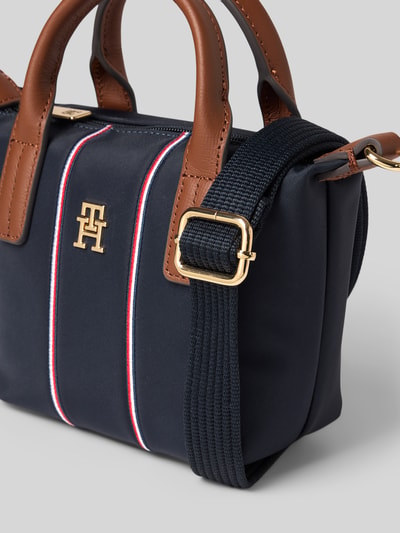 Produktfoto, Umhängetasche mit gestickten Kontraststreifen von Tommy Hilfiger, jednokolorowy, zamek błyskawiczny, główna przegroda, przegródka wewnętrzna zapinana na zamek błyskawiczny, aplikacja z logo z metalu, paski w kontrastowym kolorze, uchwyt, odpinany pasek na ramię