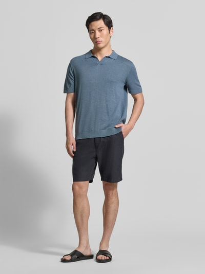 Männermodel trägt Regular Fit Poloshirt aus Baumwoll-Leinen-Mix Modell 'MATTIS' von SELECTED HOMME in Blau, unifarben, Ganzkörperansicht von vorne.