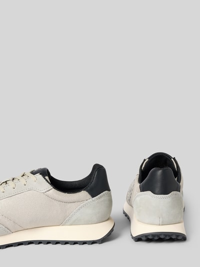 Productfoto, Sneaker met labeldetails model 'Bierman' van bugatti in beige, afgeronde vorm, gestructureerde zool, context heren sneaker