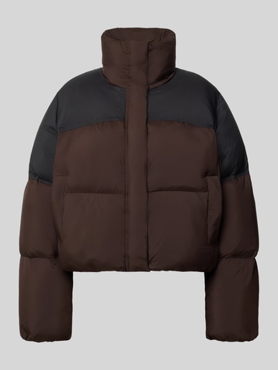 Produktfoto, Relaxed Fit Jacke in Stepp-Optik Modell 'SAFERN' von Samsøe Samsøe in Braun und Schwarz, gesteppte Struktur, hoher Stehkragen, Eingrifftaschen, rechteckige Form, Damen Jacke.