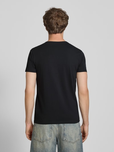 Männermodel trägt Slim Fit T-Shirt aus Baumwoll-Mix Modell 'ORIGINAL BASIC 3' von Pepe Jeans, unifarben, kurzarm, Ganzkörperansicht Rückansicht.