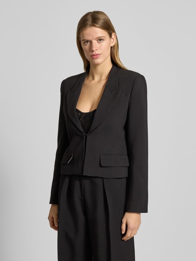 Frauenmodel trägt Blazer mit Reverskragen Modell 'DILONE' von Bardot, Material-Mix mit Viskose-Anteil, Regular-Fit, Pattentaschen, schwarze Farbe, Schleifen-Detail, Rückenlänge 53 cm bei Größe 36, Ganzkörperansicht von vorne.