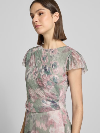 Frauenmodel trägt schimmerndes Cocktailkleid mit Rundhalsausschnitt von Swing, taillierter Schnitt, Midikleid, Nahaufnahme Oberkörper.