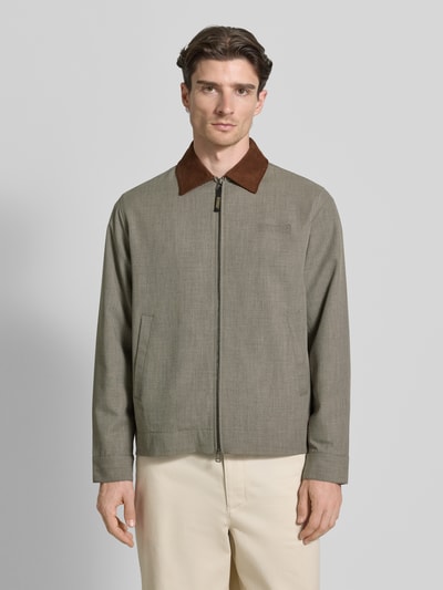 Männermodel trägt Jacke mit Zweiwege-Reißverschluss Modell 'Pon Guan' von WOODBIRD, regular fit, bruine kraag, vooraanzicht, Nahaufnahme Oberkörper