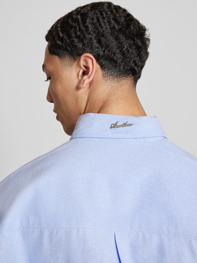 Männermodel trägt Regular Fit Freizeithemd mit Motiv-Stitching von ANOTHER COTTON LAB, hellblau, Baumwoll-Mix, Detailaufnahme Rückansicht, krój regular fit, model 'Everyday Pocket', guzikowany kołnierzyk, kieszeń na piersi, szerokość w rozmiarze M: 53 cm, długość tyłu: 71 cm, długość rękawa: 62 cm