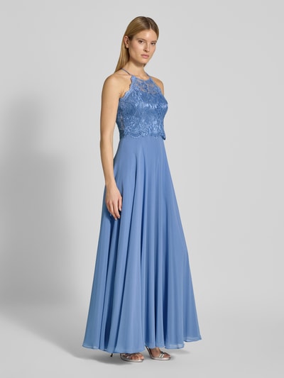 Vrouwenmodel draagt Avondkleid met Spitze en Cut Out van V.M., blauw, met chiffon, a-lijn, maxi-jurk, detail van kant en cut-out op de rug, ruglengte maat 36: 143 cm, borstwijdte maat 36: 35 cm, geheelbeeld vooraanzicht