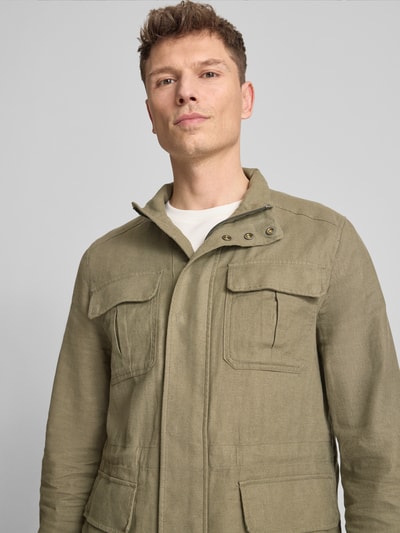 Männermodel trägt Regular Fit Jacke aus Leinen-Mix mit Stehkragen von Geox in Olive, mit AufgesetzteTaschen, Nahaufnahme Oberkörper. Rückenlänge 73 cm, Schulterbreite 44 cm, Brustweite 55 cm, Ärmellänge 66 cm, Leinen-Baumwoll-Anteil, Langärmelig.
