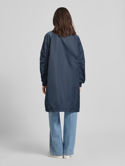 Frauenmodel trägt Regular Fit Jacke mit Stehkragen Modell 'Ali' von Beaumont Amsterdam in Dunkelblau, Rückenansicht, Ganzkörperansicht Rückansicht; Details: Raffungen, Zweiwege-Reißverschluss, elastische Ärmelabschlüsse, Eingrifftaschen, Rückenlänge bei Größe 36: 97 cm, Schulterbreite 47 cm, Brustweite 55 cm, Ärmellänge 60 cm.