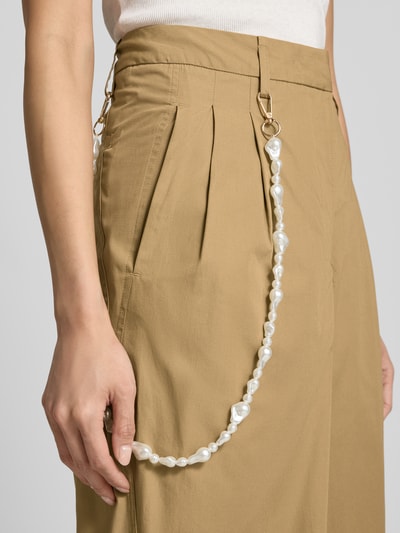 Frauenmodel trägt Barrel Leg Hose aus reiner Baumwolle Modell 'JESUIS' von Essentiel Antwerp in Beige, Popeline, Kettchen, Nahaufnahme Oberkörper.
