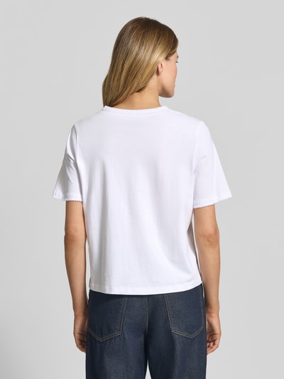 Männermodel trägt Regular Fit T-Shirt aus reiner Baumwolle Modell 'ASSIA' von Selected Femme, biała, gładka, krój regular fit, jeans, Ganzkörperansicht Rückansicht.