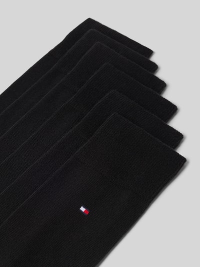 Produktfoto, schwarze Socken aus Baumwoll-Mix im 6er-Pack von Tommy Hilfiger, feine Textur, Logo-Stickerei, Herren Socken