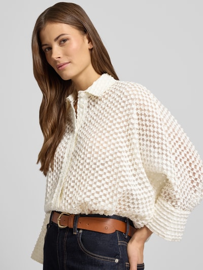 Modelka nosi Relaxed Fit Hemdbluse in semitransparentem Design od Windsor, bawełniany miks, krój relaxed fit, półprzezroczysty materiał, kołnierz koszulowy, rękaw 3/4, długość tyłu w rozmiarze 36: 68 cm, długość rękawa w rozmiarze 36: 48 cm, kremowa tekstura, widok na górną część ciała z przodu
