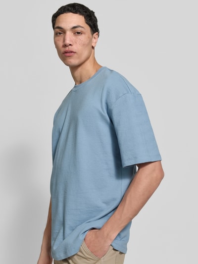 Męski model nosi T-shirt mit Rundhalsausschnitt Modell 'KAISER' von Blend, bawełna, krój relaxed fit, długość tyłu w rozmiarze M: 73 cm, jasnoniebieski, całkowity widok z przodu.