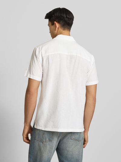 Männermodel trägt Regular Fit Freizeithemd aus Baumwoll-Leinen-Mix von Jack & Jones in Weiß, glatte Textur, Rückenansicht, Ganzkörperansicht Rückansicht. Modell BREEZE, Reverskragen, Knopfleiste, Rückenlänge 71 cm, Schulterbreite 50 cm, Ärmellänge 26 cm.