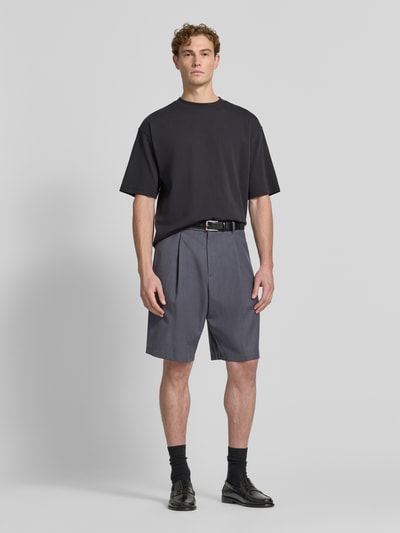 Männermodel trägt Bermudas mit Gesäßtaschen Modell 'mandla' von Samsøe Samsøe aus Reine Baumwolle, Regular-Fit, Ganzkörperansicht von vorne.