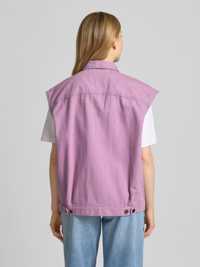 Frauenmodel trägt Jeansweste mit Kappärmeln Modell 'GREZBAY' von American Vintage in Flieder, Baumwolle, gerader Schnitt, Ganzkörperansicht Rückansicht